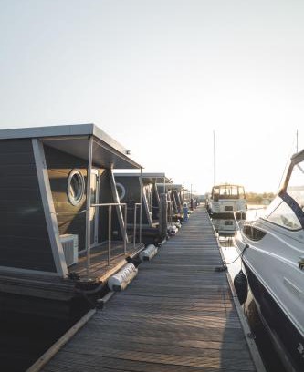 Dinteloord Boat Rental | Home of the Houseboat - Zen
