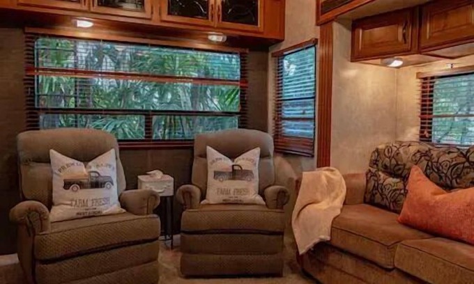 Greater Northdale House | Home + RV on beautiful Lake