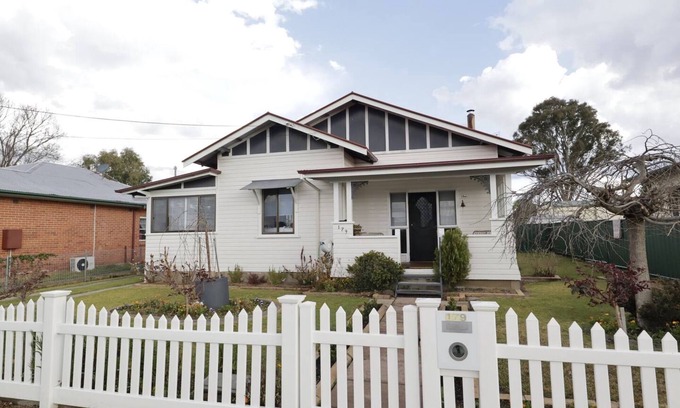 Tenterfield House | Homely 2-Bed Cottage Near Tenterfield Centre