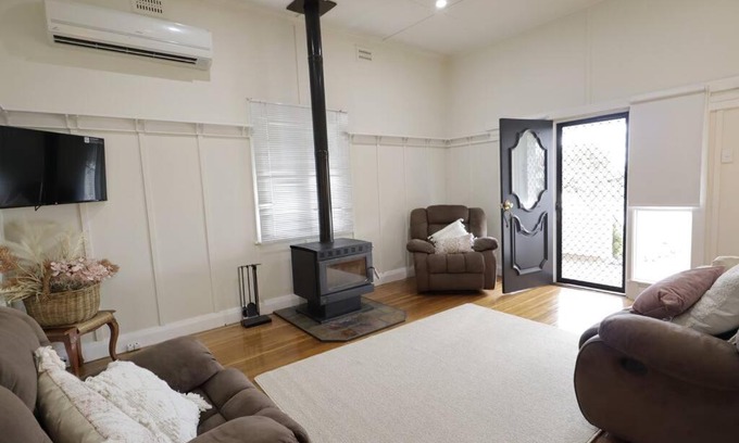 Tenterfield House | Homely 2-Bed Cottage Near Tenterfield Centre