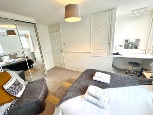Kidlington House | Homely 2 bedroom house, parking