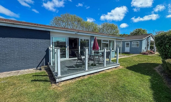 Oulton Broad Ski Chalet | Homely chalet on a Brilliant holiday park in Lowestoft ref 12004B