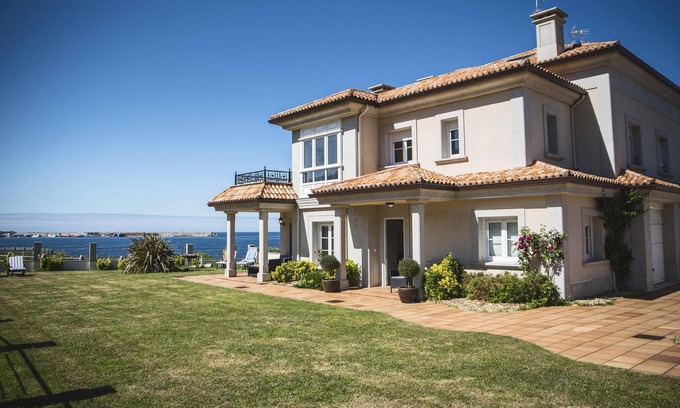 Burela House | Homerez - 80 m away from the beach! House for 8 ppl. with sea view at Burela