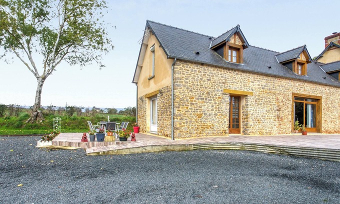 La Chapelle sur Vire House | Homerez - Charming House in Saint-Marcouf with Garden