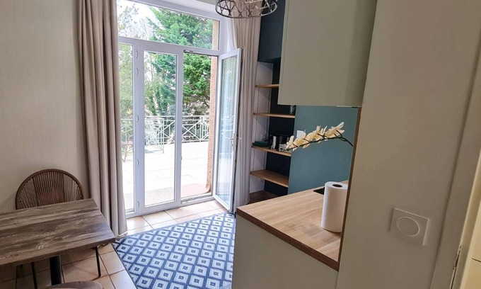 Saint-Cyr-au-Mont-d'Or Apartment | Homerez - Amazing appartement for 2 ppl. with garden at Saint-Cyr-au-Mont-d'Or