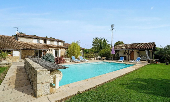 Saint-Sylvestre-sur-Lot Villa | Homerez - Villa in Saint Sylvestre sur Lot.
