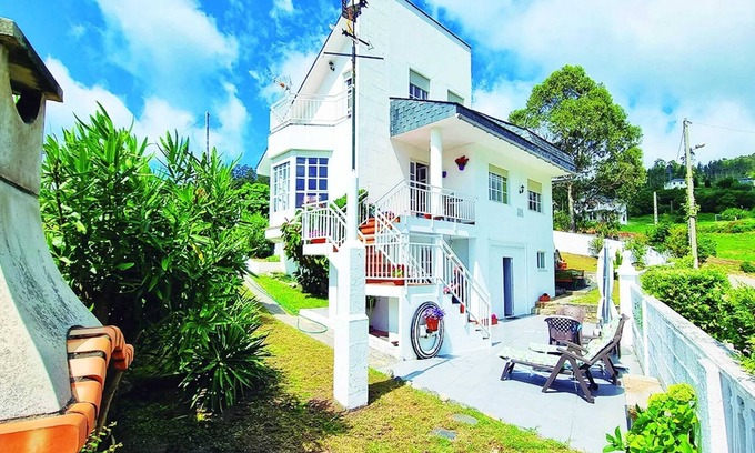 Faro House | Homerez - House Viveiro, sea view.