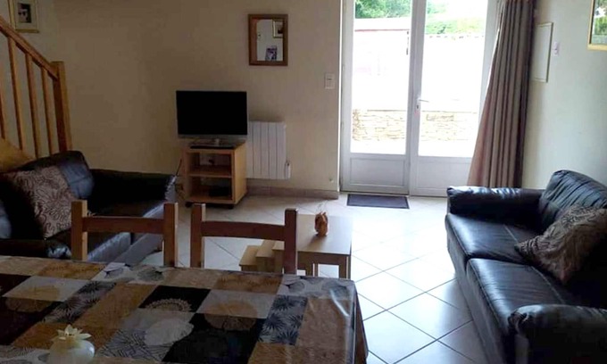 Rostrenen House | Homerez - Nice house for 5 ppl. with shared pool and terrace at Rostrenen