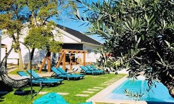 Atalaia House | Homerez - Spacious House in Atalaia with Shared Pool