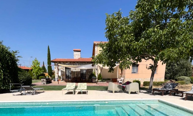 Uceda Villa | Homerez - Spacious villa for 8 ppl. with swimming-pool and terrace at Uceda