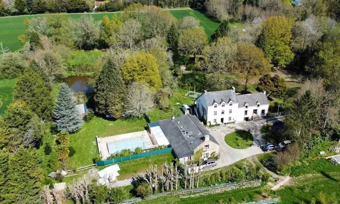 Beganne Villa | Homerez - Spacious Villa with Private Pool in Béganne