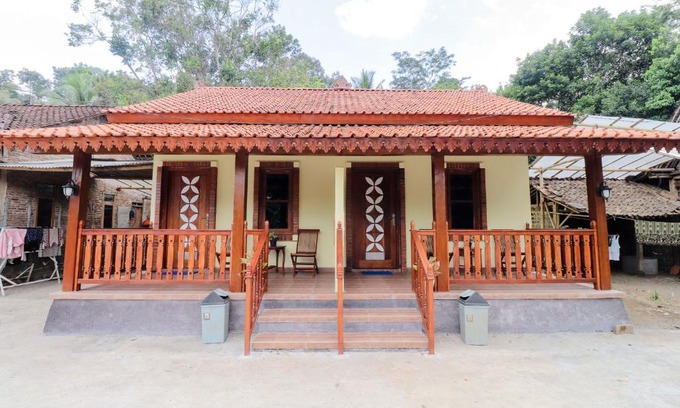 Borobudur Hotel | Homestay Nike Bed