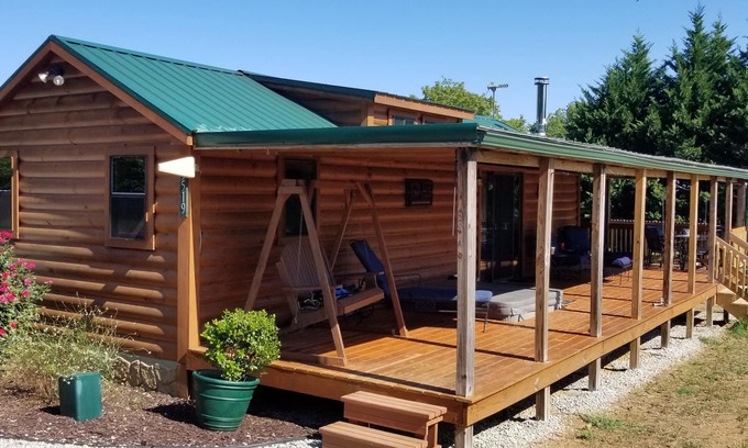 Jefferson County Cabin | Homestead Cabin with hot tub