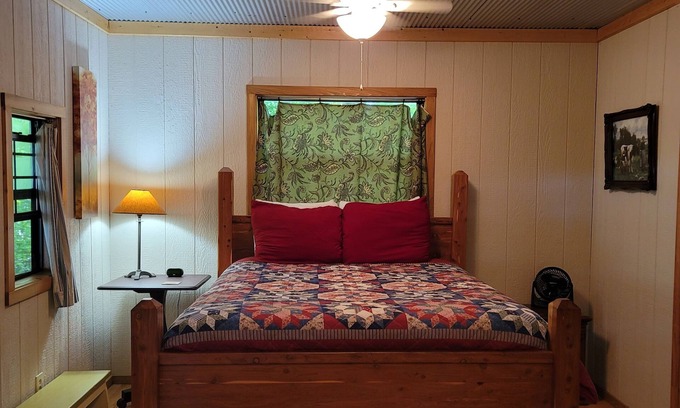 Pettigrew Cabin | Homestead Cabin in the Ozarks, w/a view!