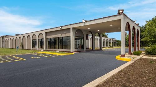 North Aurora Hotel | HomeTowne Studios by Red Roof and Conference Center Chicago - N Aurora Naperville