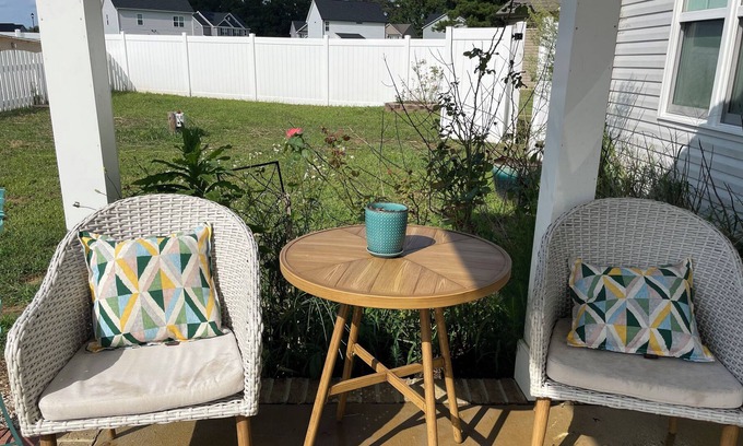Selma House | Homey 4BD Huge Backyard in Quiet Neighborhood