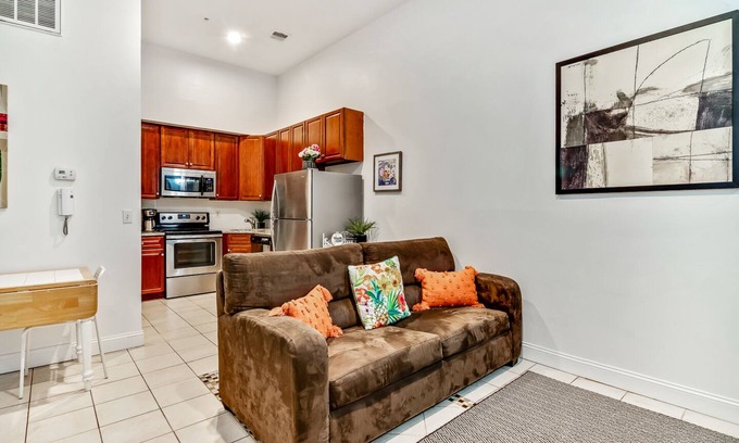 Spring Garden Condo | Homey First Floor Flat near the Convention Center-Center City/Chinatown