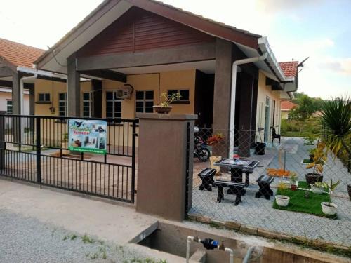 Marang Ski Chalet | Homstay Purnama Rusila 3 Bilik tidur
