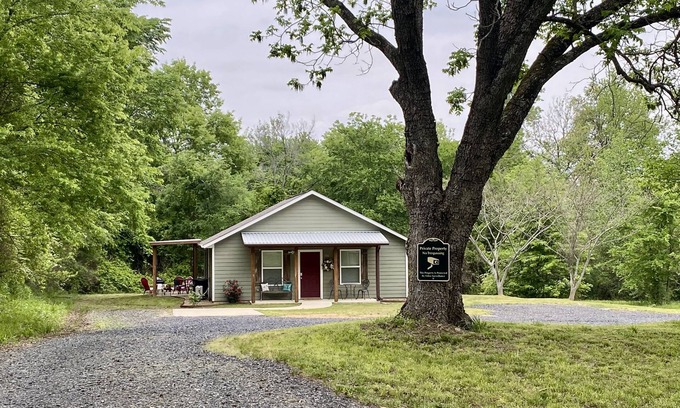 Mena Cottage | Honey Bee Cottage, ez trailer parking 🔥place, king, paved,🔥pit , Fast WIFI 3tvs