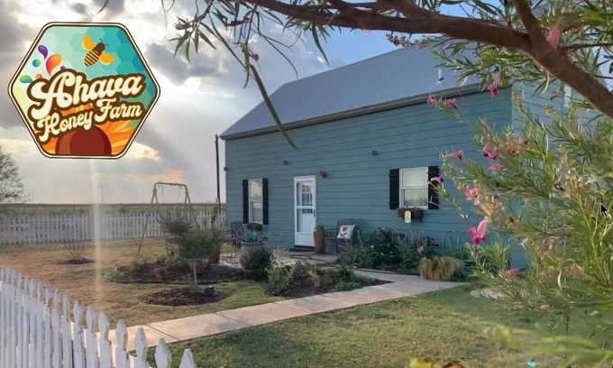 Levelland House | Honey Farm Private Cottage