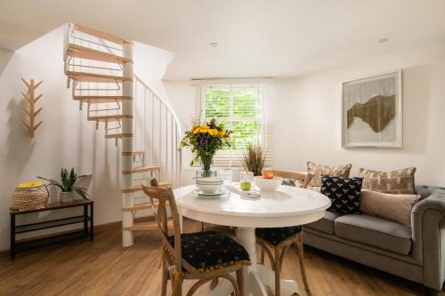 Blandford Saint Mary House | Honeycombe - Treehouse in the Heart of Dorset
