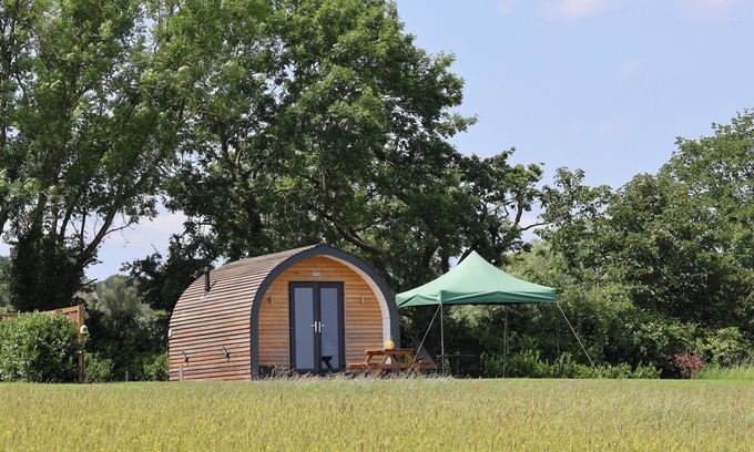 Hope Cottage | HONEYPOT HIDEAWAYS - CLOVER, romantic in Higher Kinnerton, Chester