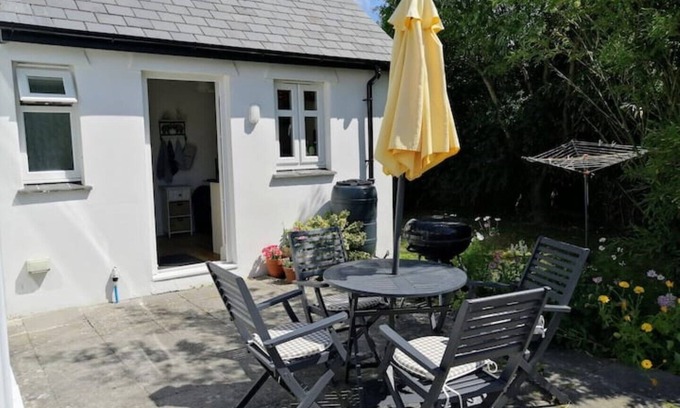 Bude Cottage | Honeysuckle Cottage with optional hot tub and shared EV charger.