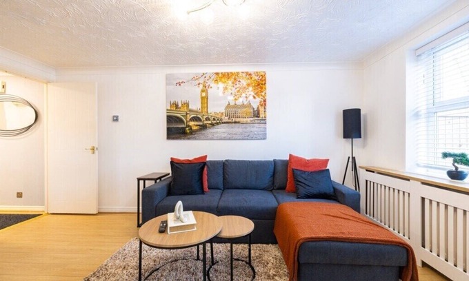 Peterborough House | Honeysuckle Court - Close to City Centre!