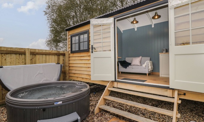 Staple Hill Cottage | HONEYSUCKLE HUT, MYRTLE FARM, romantic, with hot tub in Warmley