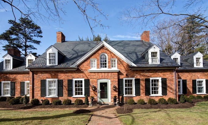 Barracks Rugby House | Hoos` Homestead | 5 Bed, 4.5 Bath