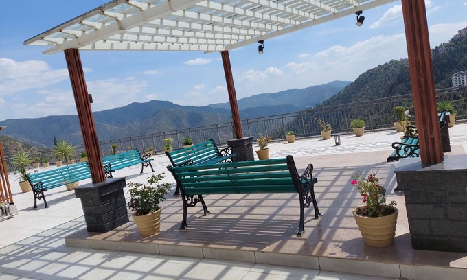 Shimla Apartment | HOP stays Shimla - Luxury 2BHK {Free Parking + Lift + Caretaker + Terrace + Pet}