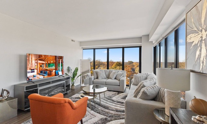 Evanston Apartment | "Hope of Evanston" 180°view, 2BDR +2Bath Urban luxury