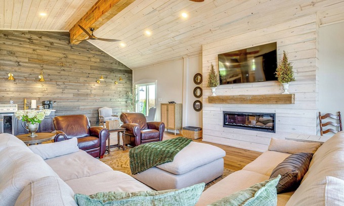 Needham House | Hope Retreat w/Furnished Deck Near Parks!