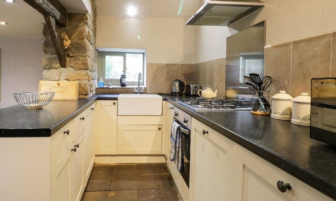 Great Broughton Cottage | HORSESHOE COTTAGE, pet friendly, with a garden in Great Ayton
