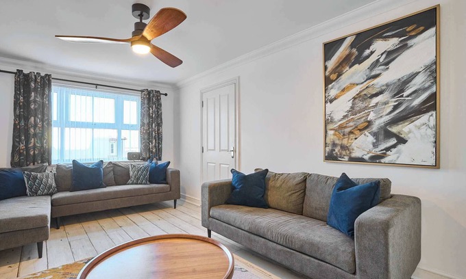 Launceston House | Host & Stay | Honeycomb House