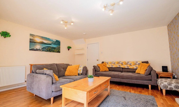 Wyken House | Host & Stay | Manfield Avenue