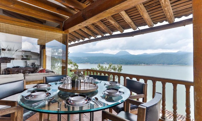 Centro House | Hostpal Casa Palomares con vista al lago