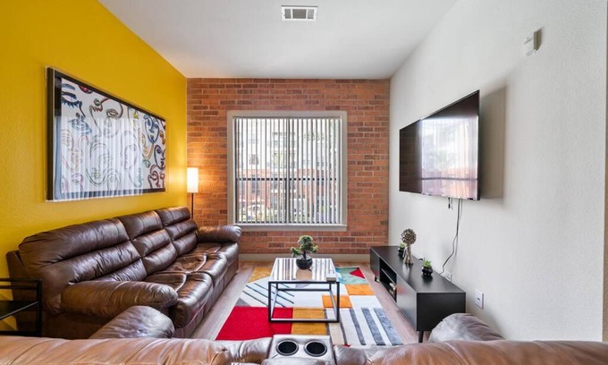 Brookhollow Apartment | Hot Spot Loft mins from Galleria