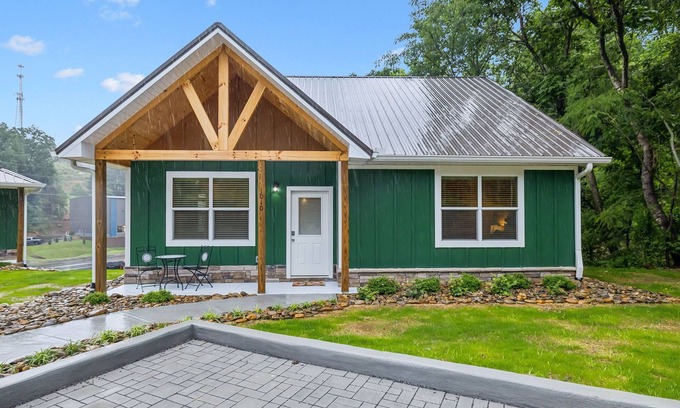 Pigeon Forge Cabin | Hot Tub + 2 King Bedrooms New Cabin Close to Dollywood & Gatlinburg