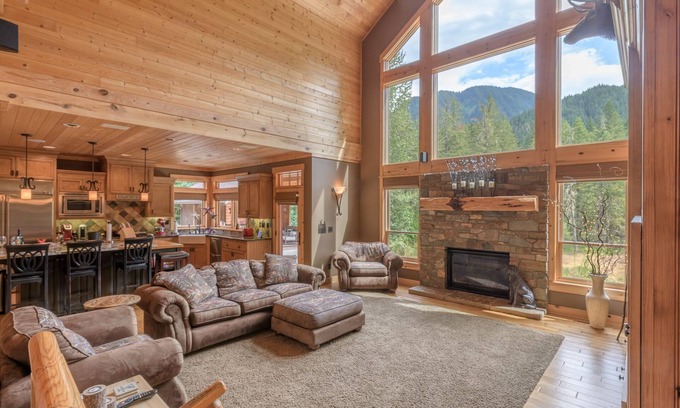 Rhododendron Cabin | Hot tub, 7acre lot, private, amazing views,pet friendly!