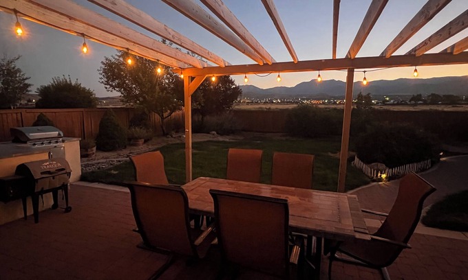 Reno House | HOT TUB, AC,MOUNTAIN VIEW, OUTDOOR DINING AREA & PET FRIENDLY, EV plug