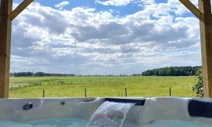 Middlebury House | | Hot Tub | Amish Farm Country | Pergola | Deck |