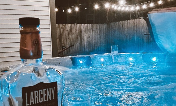Windsor Park House | Hot Tub Beautiful Downtown Indy Home Near Lucas Oil!