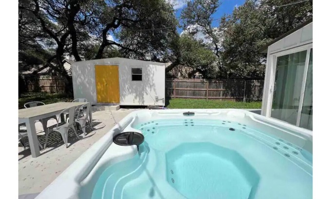 Milwood House | *hot tub Chic Domain 4 BR + foosball |2 homes