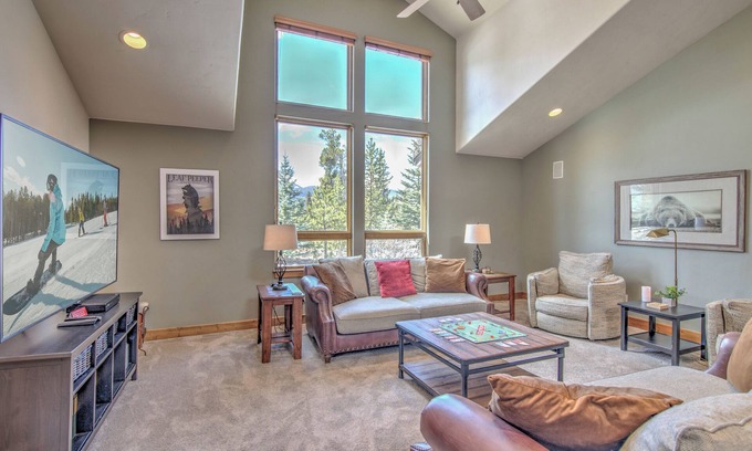 Weisshorn House | Hot Tub + Close to Downtown + Pet Friendly - Lazy Bear