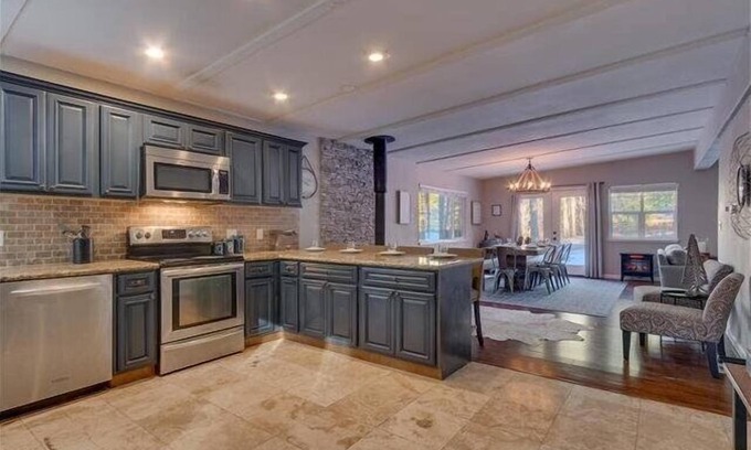 Country Club Estates House | Hot Tub, Close to Golf - Central to 3 Ski Resorts