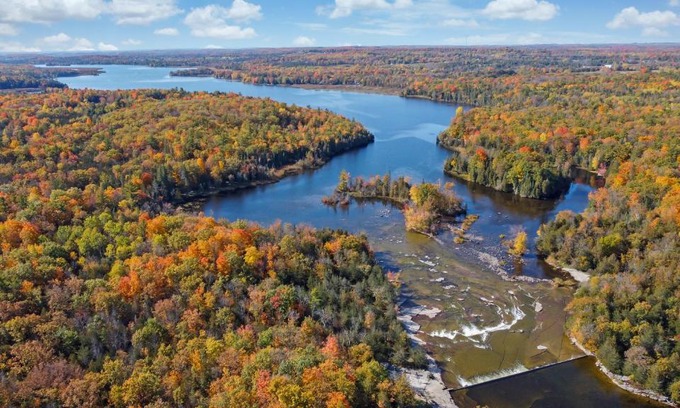 Campbellford Ski Chalet | Hot Tub/ Cottage on Crowe River / Acc 6 guests