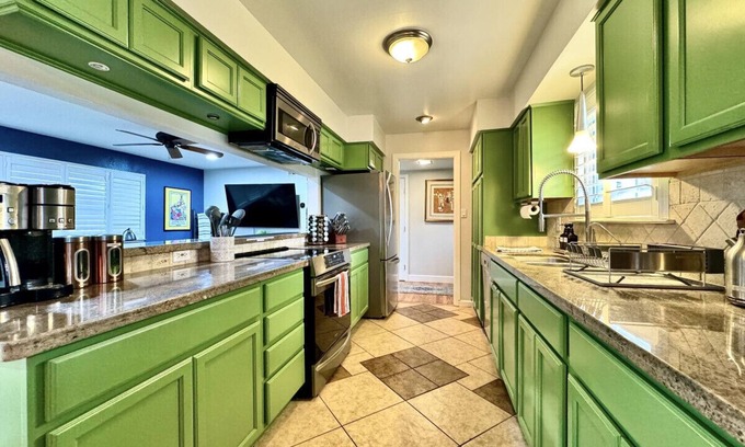 Little Pocket House | *Hot Tub*Cul-de-Sac*2 King Beds*Expensive Bedding*