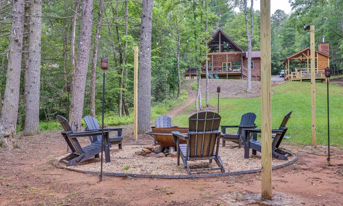 McCaysville Cabin | Hot Tub & Deck: Riverfront McCaysville Cabin!