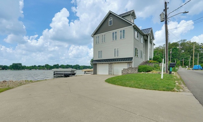 Hamilton House | Hot Tub & Dock: Waterfront Lake Hamilton Home